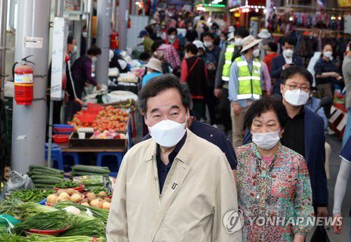 광주 전통시장 찾은 이낙연(광주=연합뉴스) 박철홍 기자 = 더불어민주당 대권주자인 이낙연 전 대표가 14일 오전 광주 북구 말바우시장에서 상인과 시민들을 만나고 있다. 2021.5.14 pch80@yna.co.kr