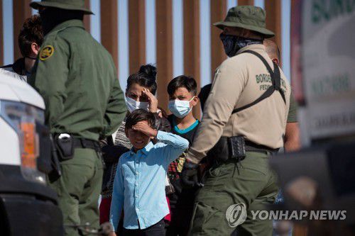 미국 국경에 도착해 국경 관리대의 지시에 따르고 있는 콜롬비아 출신 이민자들 [AFP=연합뉴스]