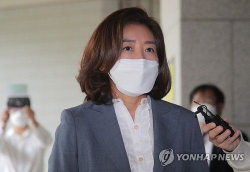 취재진 질문에 답하는 나경원[연합뉴스 자료사진]