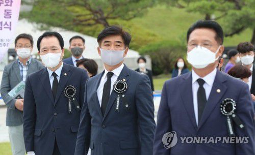 민주묘지 찾은 국민의힘 정운천·성일종 의원(광주=연합뉴스) 박철홍 기자 = 제41주년 5·18민주화운동 기념일을 하루 앞둔 17일 오전 국민의 힘 정운천(오른쪽)·성일종(왼쪽) 의원 등이 광주 북구 5·18 민주묘지에서 열린 추모제에 참석하고 있다. 2021.5.17 pch80@yna.co.kr