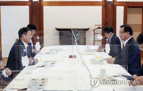 문재인 대통령, 김부겸 총리와 첫 주례회동(서울=연합뉴스) 문재인 대통령이 청와대 상춘재에서 김부겸 국무총리와 주례회동을 하고있다.  [청와대 제공. 재판매 및 DB금지] photo@yna.co.kr