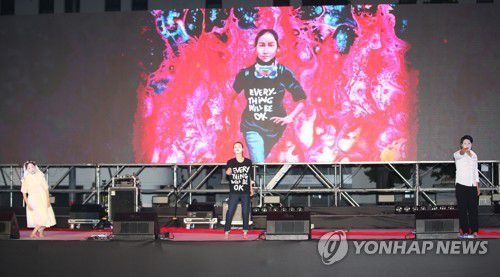 5·18 전야제 공연으로 풀어낸 광주와 미얀마(광주=연합뉴스) 천정인 기자 = 17일 오후 광주 동구 5·18 민주광장에서 제41주년 5·18 민주화운동 전야제 행사가 펼쳐지고 있다. 신종 코로나바이러스 감염증(코로나19) 확산으로 참석자 수가 99명으로 제한되면서 전야제 행사는 문화예술 공연이 주를 이뤘다. 2021.5.17 iny@yna.co.kr