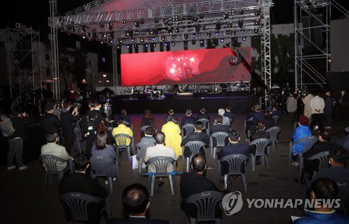 5·18 광장에서 열린 전야제(광주=연합뉴스) 천정인 기자 = 17일 오후 광주 동구 5·18 민주광장에서 제41주년 5·18 민주화운동 전야제 행사가 열리고 있다. 전야제는 신종 코로나바이러스 감염증(코로나19) 확산으로 참석자 수가 99명으로 제한돼 미리 초청받은 사람만 입장했다. 2021.5.17 iny@yna.co.kr