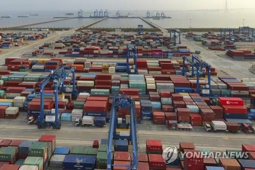 중국의 한 컨테이너항 전경[AP=연합뉴스 자료사진]