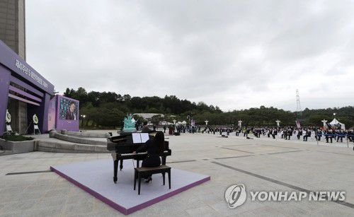 '광주의 오월'(광주=연합뉴스) 김주형 기자 = 18일 오전 광주 북구 국립 5·18 민주묘지에서 열린 제41주년 5·18 민주화운동 기념식에서 기념공연 1막 '광주의 오월'이 펼쳐지고 있다. 2021.5.18 kjhpress@yna.co.kr
