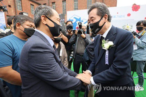 연대의 의미를 담은 세 손가락 인사(서울=연합뉴스) 김도훈 기자 = 더불어민주당 이낙연 전 대표가 18일 오전 서울 서대문형무소역사관에서 열린 '5·18 민중항쟁 제41주년 서울기념식'가 끝난 뒤 '세 손가락 경례'를 하며  미얀마연방공화국 민족통합정부 한국대표부 얀 나이 툰 대표와 이야기를 하고 있다. 2021.5.18 superdoo82@yna.co.kr