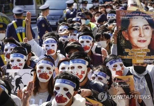 도쿄에서 열린 재일본 미얀마인들의 반 쿠데타 시위[EPA=연합뉴스]