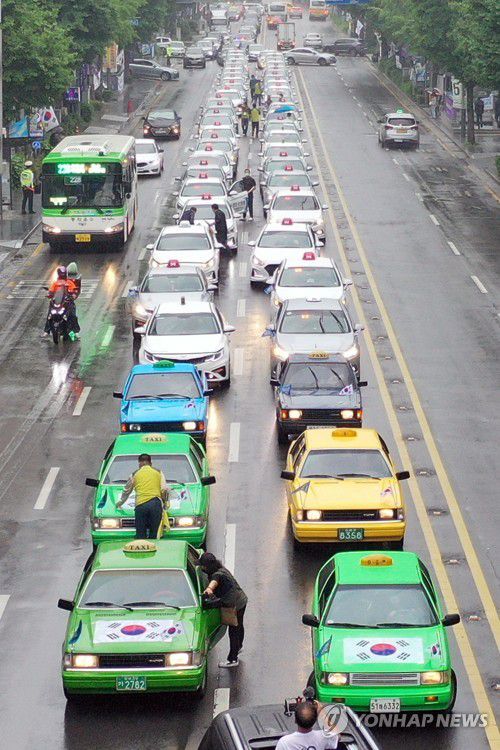 5·18 차량행진시위 재현(광주=연합뉴스) 천정인 기자 = 20일 오후 광주 동구 금남로에서 택시 기사들이 5·18 민주화운동 당시 차량 행진 시위를 재현하는 '민주기사의 날' 행사를 열고 있다. 2021.5.20 iny@yna.co.kr