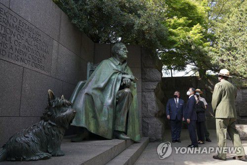 루스벨트 대통령 기념관 방문한 문대통령(워싱턴=연합뉴스) 미국을 공식 방문 중인 문재인 대통령이 20일 오전(현지시간) 루스벨트 대통령의 기념관을 방문해 루스벨트 대통령의 손자인 델 루스벨트(Del Roosevelt) 미-사우디 비즈니스 협회장의 안내를 받으며 기념관을 둘러보고 있다. 2021.5.21 jjaeck9@yna.co.kr