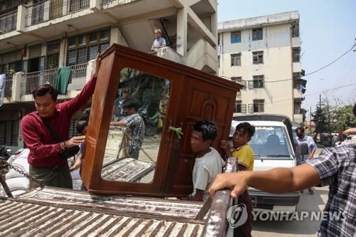 업무복귀 명령 불복종하고 관사 떠나는 철도 노동자들 [EPA=연합뉴스]