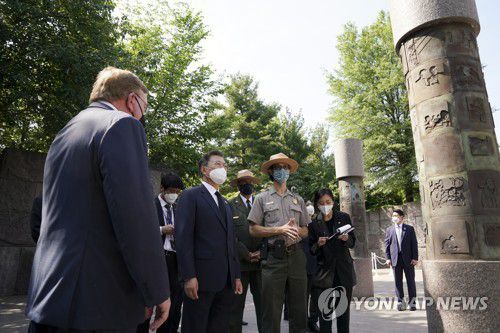 루스벨트 대통령 기념관 방문한 문대통령(워싱턴=연합뉴스) 미국을 공식 방문 중인 문재인 대통령이 20일 오전(현지시간) 루스벨트 대통령의 기념관을 방문해 루스벨트 대통령의 손자인 델 루스벨트(Del Roosevelt) 미-사우디 비즈니스 협회장의 안내를 받으며 기념관을 둘러보고 있다. 2021.5.21 jjaeck9@yna.co.kr