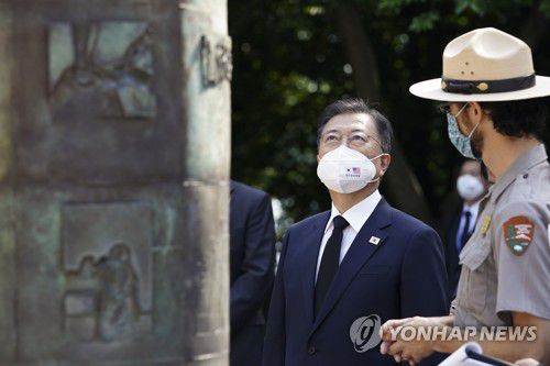 루스벨트 대통령 기념관 방문한 문대통령(워싱턴=연합뉴스) 미국을 공식 방문 중인 문재인 대통령이 20일 오전(현지시간) 루스벨트 대통령의 기념관을 돌아보고 있다. 2021.5.21 jjaeck9@yna.co.kr