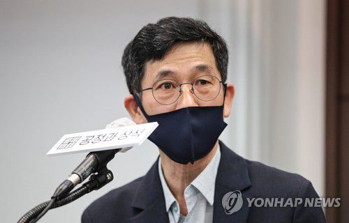 윤석열 대통령 가능성 토론회에서 '공정' 말하는 진중권(서울=연합뉴스) 황광모 기자 = 윤석열 전 검찰총장을 지지하는 전문가그룹인 '공정과 상식을 위한 국민연합(공정과 상식)'이 21일 오전 출범했다. 이날 오전 서울 중구 프레스센터에서 열린 출범식 직후 열린 윤석열, 대통령 가능성과 한계'를 주제로 열린 토론회에서 진중권 전 동양대 교수가 '공정'을 주제로 기조 발제를 하고 있다. 2021.5.21 hkmpooh@yna.co.kr