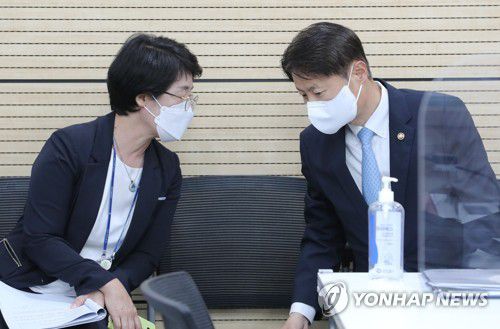 대화하는 김강립 처장과 박인숙 바이오생약심사부장(청주=연합뉴스) 김주형 기자 = 김강립 식품의약품안전처장(오른쪽)이 21일 오후 충북 청주시 식약처 브리핑룸에서 미국 제약사 모더나가 개발한 신종 코로나바이러스 감염증(코로나19) 백신에 대한 최종점검위원회 회의 결과 발표를 앞두고 박인숙 바이오생약심사부장과 대화하고 있다. 2021.5.21 kjhpress@yna.co.kr