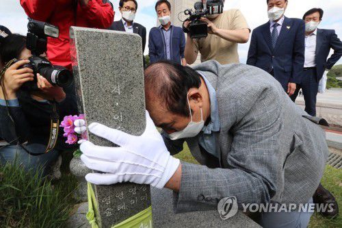 5·18 열사 묘비 붙잡고 사죄하는 계엄군 지휘관(광주=연합뉴스) 박철홍 기자 = 21일 오후 광주 북구 국립 5·18 민주묘지에서 1980년 5월 3공수여단 11지역대대장으로 광주에 투입됐던 신순용 전 소령이 옛 광주교도소 관련 열사의 묘비를 붙잡고 사죄하고 있다. 2021.5.21