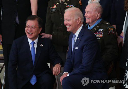 문 대통령, 훈장수여 가족과 기념촬영(워싱턴=연합뉴스) 최재구 기자 = 미국을 방문 중인 문재인 대통령이 21일 오후(현지시간) 백악관 이스트룸에서 열린 한국전쟁 명예 훈장 수여식에서 조 바이든 미국 대통령, 랠프 퍼켓 주니어 예비역 대령 가족과 기념촬영을 하고 있다. 2021.5.22 jjaeck9@yna.co.kr