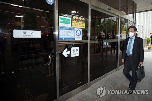 전두환 없는 전두환 재판(광주=연합뉴스) 천정인 기자 = 사자 명예훼손 혐의를 받는 전두환 전 대통령의 항소심 첫 공판이 예정된 10일 오후 광주 동구 광주지법 앞에서 전씨 측 법률대리인인 정주교 변호사가 홀로 재판에 출석하고 있다. 일반적인 형사 재판의 경우 첫 재판(인정심문)에 피고인이 반드시 출석해야 하지만 전씨 측은 "의무가 아니다"며 불출석을 예고했다. 2021.5.10 iny@yna.co.kr