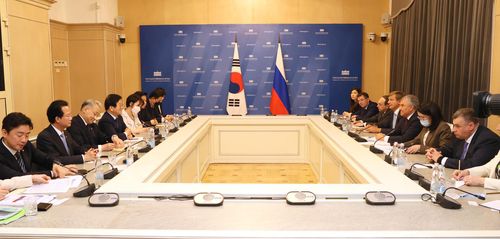 24일(현지시간) 러시아 모스크바 하원 의사당에서 박병석 국회의장과 뱌체슬라프 볼로딘 러시아 하원의장이 양국 의원들이 배석한 가운데 확대회담을 하고 있다.[국회 제공]