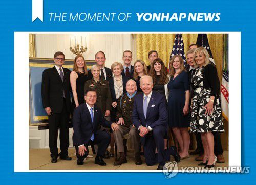 [모멘트] 문 대통령-바이든 미 대통령 훈장 수여 가족과 함께문재인 대통령이 5월 21일 오후(현지시간) 백악관 이스트룸에서 열린 한국전쟁 명예 훈장 수여식에서 조 바이든 미국 대통령, 랠프 퍼켓 주니어 예비역 대령 가족과 기념촬영을 하고 있다. [연합뉴스 자료사진]