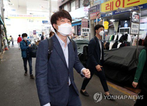 대구 서문시장 찾은 이준석 전 최고위원(대구=연합뉴스) 김현태 기자 = 국민의힘 당권에 도전하는 이준석 전 최고위원이 24일 오전 대구 중구 서문시장에서 상인에게 인사말을 건네고 있다. 2021.5.24 mtkht@yna.co.kr