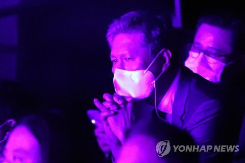 5·18연극 관람하는 '노태우 아들'(광주=연합뉴스) 정회성 기자 = 노태우 전 대통령의 외아들인 노재헌 동아시아문화센터 원장이 25일 광주 동구 광주아트홀에서 5·18 민주화운동을 다룬 연극 '애꾸눈 광대'를 관람하고 있다. 2021.5.25 hs@yna.co.kr
