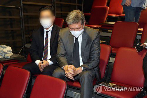 광주서 5·18연극 본 '노태우 아들', 시민 항의에 고개 숙여(광주=연합뉴스) 정회성 기자 = 노태우 전 대통령의 외아들인 노재헌 동아시아문화센터 원장이 25일 광주 동구 광주아트홀에서 5·18 민주화운동을 다룬 연극 '애꾸눈 광대' 관람을 마친 뒤 객석 일부에서 책임 있는 행동 등 부친의 진정성 있는 사죄가 먼저라는 항의가 터져 나오자 고개 숙이고 있다. 2021.5.25 hs@yna.co.kr