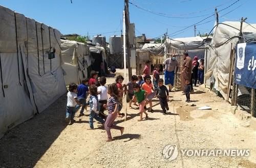 레바논 난민촌에 머무는 시리아 난민 어린이 [로이터=연합뉴스 자료사진]