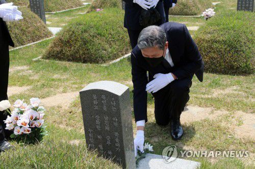 지난 4월 5·18묘역 참배하는 노재헌씨[국립 5·18 민주묘지 제공. 재판매 및 DB 금지]