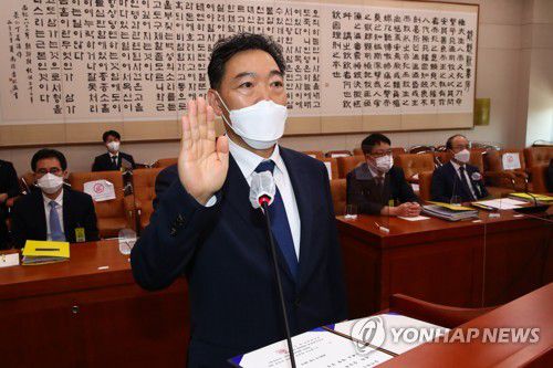 선서하는 김오수 검찰총장 후보자(서울=연합뉴스) 하사헌 기자 = 김오수 검찰총장 후보자가 26일 오전 서울 여의도 국회 법제사법위원회에서 열린 인사청문회에서 선서하고 있다. 2021.5.26 toadboy@yna.co.kr