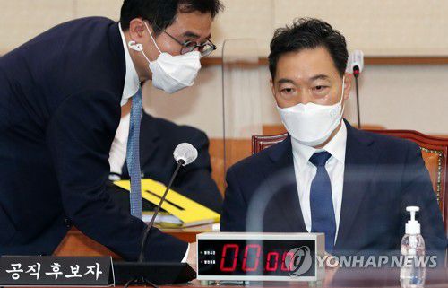 관계자와 대화하는 김오수 검찰총장 후보자(서울=연합뉴스) 하사헌 기자 = 김오수 검찰총장 후보자가 26일 오전 서울 여의도 국회 법제사법위원회에서 열린 인사청문회에서 관계자와 대화하고 있다. 2021.5.26 toadboy@yna.co.kr