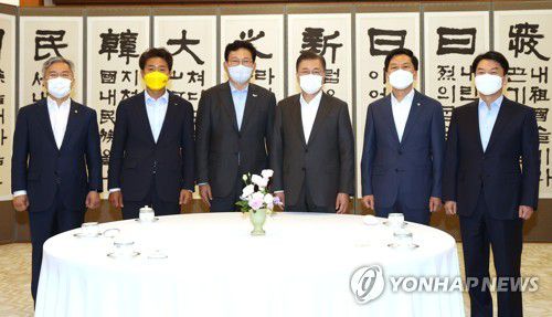 문재인 대통령과 여야 대표(서울=연합뉴스) 이진욱 기자 = 문재인 대통령이 여야 대표들과 26일 오전 청와대에서 열린 오찬 간담회에서 기념사진을 촬영하고 있다. 왼쪽부터 열린민주당 최강욱, 정의당 여영국, 더불어민주당 송영길 대표, 문 대통령, 국민의힘 김기현 대표 권한대행, 국민의당 안철수 대표. cityboy@yna.co.kr