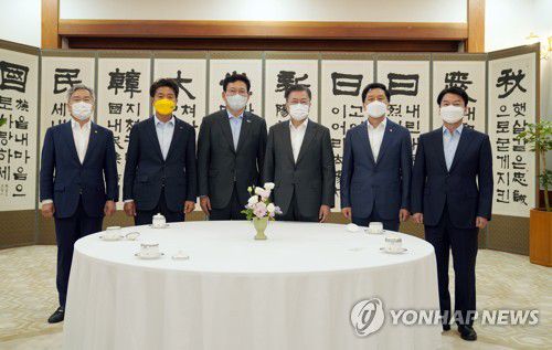 문재인 대통령과 여야 대표(서울=연합뉴스) 이진욱 기자 = 문재인 대통령이 여야 대표들과 26일 청와대에서 열린 오찬 간담회에서 기념사진을 촬영하고 있다. 왼쪽부터 열린민주당 최강욱, 정의당 여영국, 더불어민주당 송영길 대표, 문 대통령, 국민의힘 김기현 대표 권한대행, 국민의당 안철수 대표. cityboy@yna.co.kr