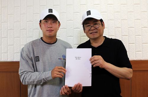 박도건(왼쪽)과 이택우 산수골포크 대표[라이언컴퍼니 제공. 재판매 및 DB 금지]