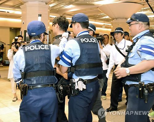 스토커 대응 훈련하는 일본 경찰[교도=연합뉴스 자료사진]