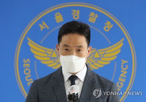 고 손정민 씨 사망사고 중간 수사결과 발표(서울=연합뉴스) 이재희 기자 = 한원횡 서울경찰청 형사과장이 27일 서울 종로구 서울경찰청 제2서경마루에서 한강 대학생 사망사고 중간 수사결과 발표를 하고 있다. scape@yna.co.kr