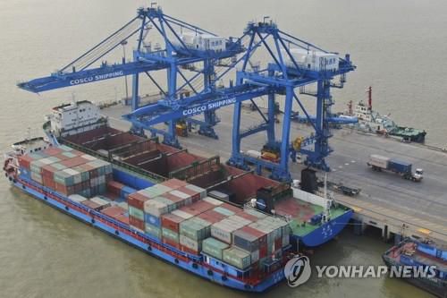 중국 장쑤성 양쯔강의 컨테이너항[AP=연합뉴스 자료사진]