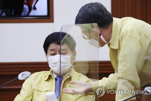 대화하는 구윤철 국무조정실장과 은성수 금융위원장(서울=연합뉴스) 김승두 기자 = 구윤철 국무조정실장(왼쪽)이 28일 정부서울청사에서 열린 제36차 비상경제 중앙대책본부 회의에서 은성수 금융위원장과 대화하고 있다. kimsdoo@yna.co.kr