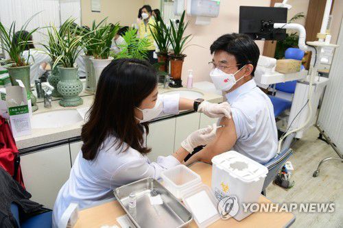 코로나19 백신 접종하는 이석문 제주교육감(제주=연합뉴스) 이석문 제주도교육감이 28일 오후 제주보건소에서 아스트라제네카(AZ)사의 신종 코로나바이러스 감염증(코로나19) 백신 1차 접종을 하고 있다. [제주도교육청 제공. 재판매 및 DB 금지] dragon.me@yna.co.kr