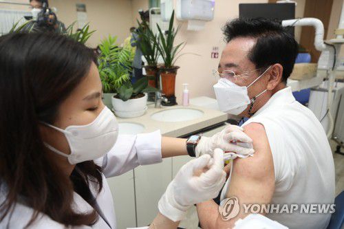 코로나 백신 접종하는 좌남수 제주도의회 의장(제주=연합뉴스) 좌남수 제주도의회 의장이 28일 오후 제주보건소에서 아스트라제네카(AZ)사의 신종 코로나바이러스 감염증(코로나19) 백신 1차 접종을 하고 있다. 2021.5.28 [제주도의회 제공. 재판매 및 DB 금지] koss@yna.co.kr