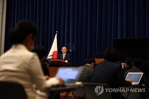 (도쿄 AFP=연합뉴스) 스가 요시히데(菅義偉) 일본 총리가 28일 오후 일본 총리관저에서 신종 코로나바이러스 감염증(코로나19) 긴급사태 연장에 관한 기자회견을 하고 있다.