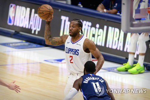 패스하는 커와이 레너드[USA TODAY Sports=연합뉴스]