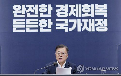국가재정전략회의에서 발언하는 문 대통령(서울=연합뉴스) 이진욱 기자 = 문재인 대통령이 27일 오후 청와대에서 열린 국가재정전략회의에 참석, 발언하고 있다. 2021.5.27 cityboy@yna.co.kr