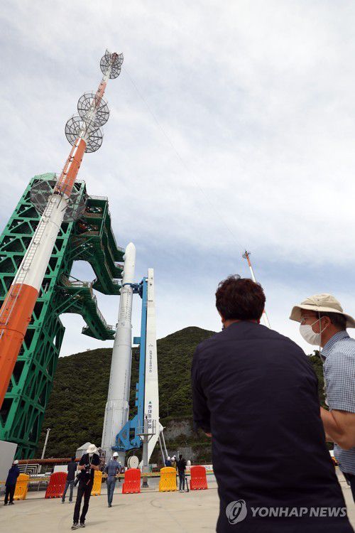 발사의 순간 향하는 누리호(고흥=연합뉴스) 정회성 기자 = 1일 오전 전남 고흥군 나로우주센터에서 누리호 인증모델(QM) 발사체를 발사대에 세우는 작업이 성공해 한국항공우주연구원 관계자가 현장을 점검하고 있다. 우리나라 기술로 제작한 한국형 발사체 누리호는 1.5t급 실용위성을 600∼800㎞ 상공의 지구 궤도에 진입시킬 수 있는 우주발사체다. 오는 10월 첫 번째 발사를 시도할 예정이다. 2021.6.1 hs@yna.co.kr