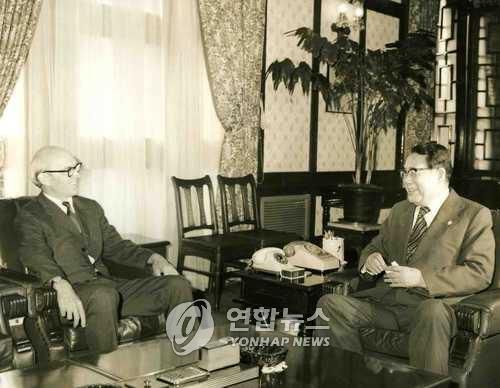 최규하 당시 국무총리가 1978년 7월 26일 신임인사차 중앙청을 예방한 윌리엄 글라이스틴 주한 美 대사와 환담하고 있다. [연합뉴스 자료사진, 재판매 및 DB 금지]