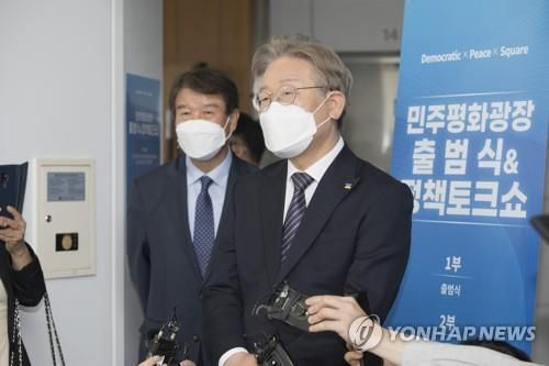 민주평화광장 출범 인터뷰하는 이재명[국회사진기자단 제공. 재판매 및 DB 금지]