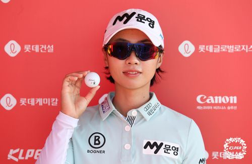 홀인원 볼을 들고 기뻐하는 안나린.[KLPGA 제공. 재판매 및 DB 금지]