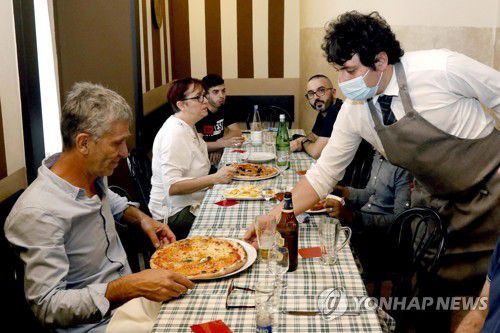 음식점 실내 영업이 재개된 1일(현지시간) 밀라노 한 음식점에서 피자를 즐기는 시민들. [EPA=연합뉴스]