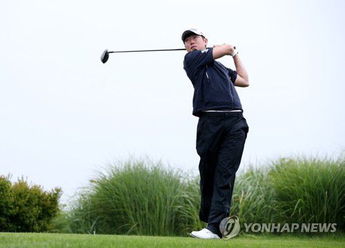 드라이버 티샷 하는 김태훈(서울=연합뉴스) 3일 경상남도 거제시 드비치골프클럽에서 열린 '제11회 데상트코리아 먼싱웨어 매치플레이 64강' 1번 홀에서 김태훈이 드라이버 티샷을 하고 있다. 2021.6.3 
    [KPGA 제공. 재판매 및 DB 금지] photo@yna.co.kr