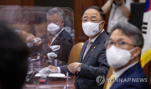 홍남기 "2차 추경 편성 검토"(서울=연합뉴스) 이지은 기자 = 홍남기 경제부총리 겸 기획재정부 장관이 4일 오전 정부서울청사에서 열린 연구기관장 및 투자은행 전문가 간담회에서 발언하고 있다. 이날 홍 부총리는 2차 추가경정예산(추경)안 편성 검토를 공식화했다. jieunlee@yna.co.kr