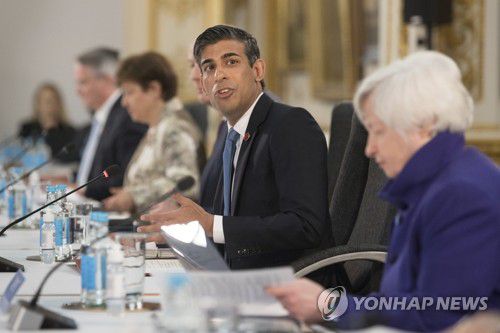 G7 회의 참석한 미·영국 재무장관(런던 AP=연합뉴스) 4일(현지시간) 영국 런던 랭카스터 하우스에서 개막한 주요 7개국(G7) 재무장관 회의에서 리시 수낙(가운데) 영국 재무장관과 재닛 옐런(오른쪽) 미국 재무장관이 나란히 앉아 있다. G7엔 미국, 영국, 독일, 프랑스, 이탈리아, 캐나다, 일본이 소속돼 있다. leekm@yna.co.kr